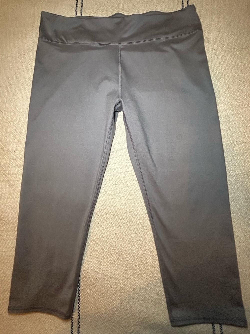 Fabletics Grey Capri Leggings Size XL